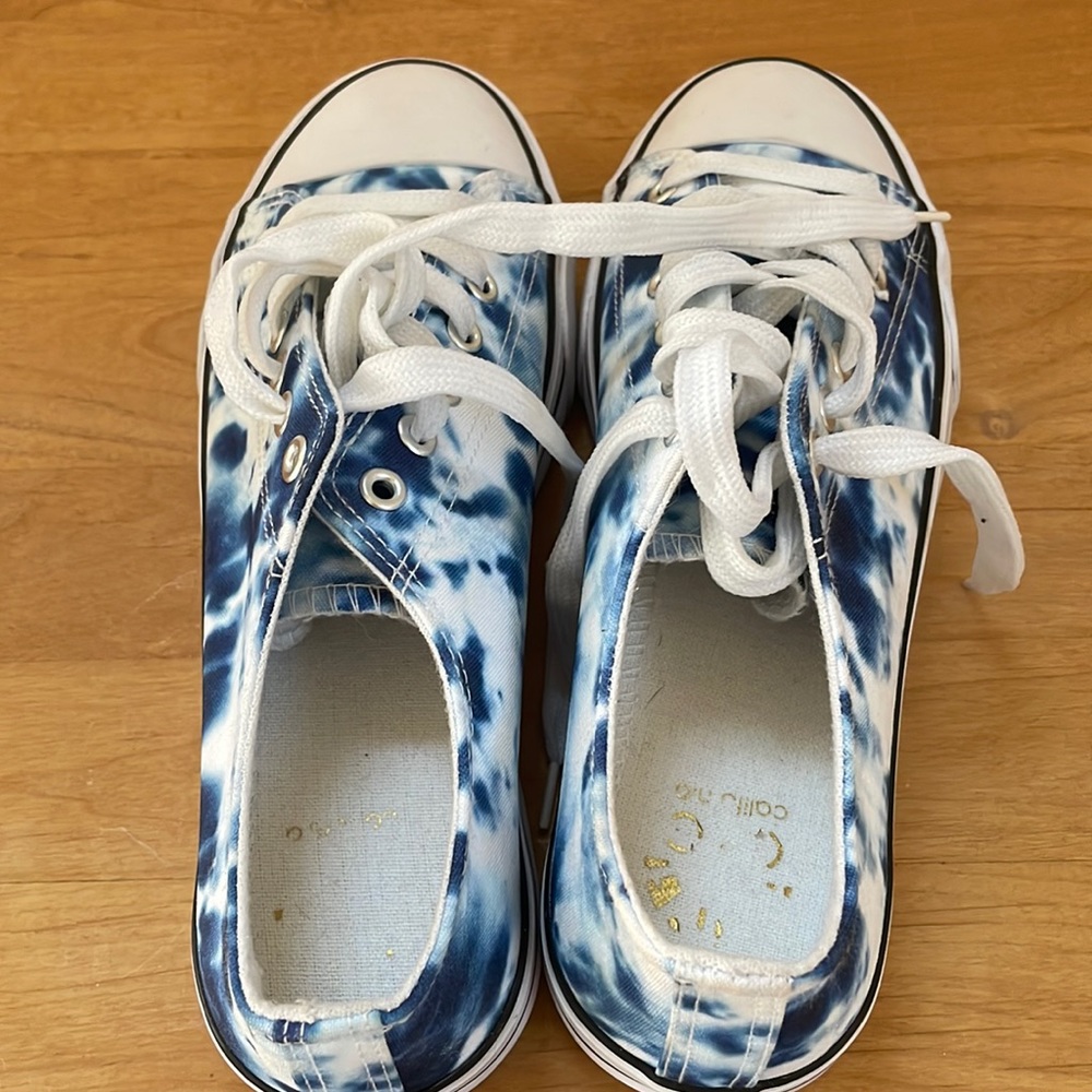 Only worn once Tie Dyed sneakers!
